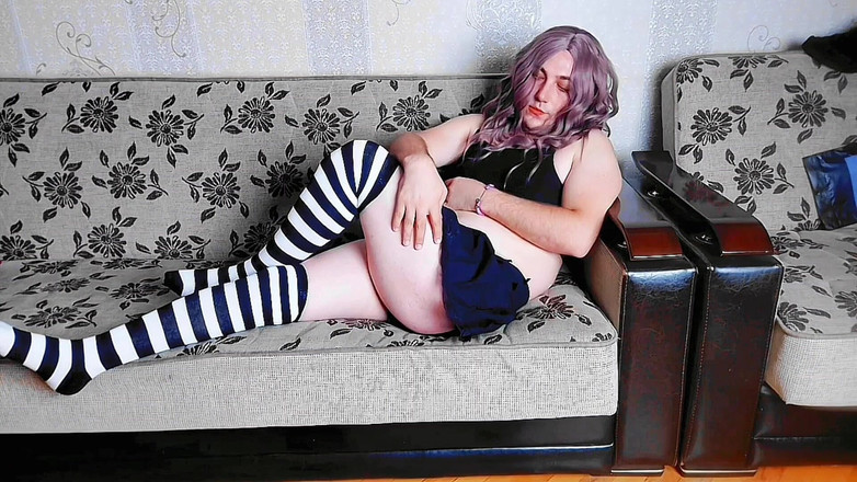 Kitty_Cross: Adorável transsexual sorrindo enquanto se inclina contra a cerejeira