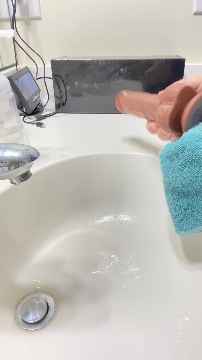 MadisonCD2025: 방금 따먹히는 딜도를 정화하는 크로스드레서와 발 페티쉬에 발을 대고 연극