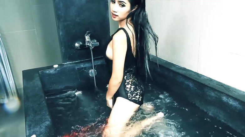 Asian Pussy Vision: Hot Asian teen showers in bathtub