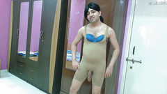 Cute & Nude Crossdresser: Sladký sissy crossdresser Sweet Lízátko v nahém oblečení s otevřeným čůrákem.