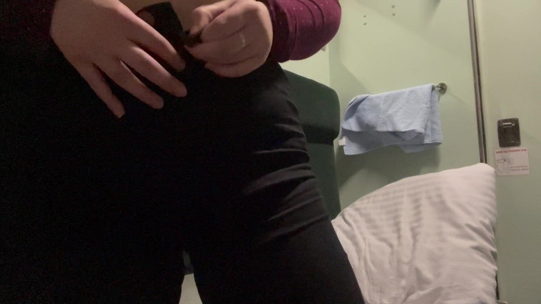 JuiceLussie: Sexy amatérka si prstí zadek ve vlaku