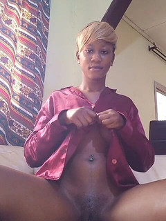 Morty Black: Africká princezna si masurbuje svou mokrou kundičku v saténových šatech