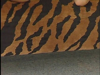 Lucky Cooch: Tetovaná brunetka olízaná kundička před tvrdým šukáním ve vintage videu