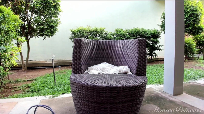 Princess Monica: Uctívání bohyně venku ve zlatých Mikro bikinách - živý přenos