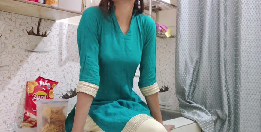 Saarabhabhi6: हिंदी सेक्स कहानी रोलप्ले - बड़ी सौतेली बहन छोटे सौतेले भाई को ढीला करने में मदद करती है