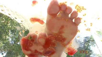 ATKIngdom: Hnědovlasá teenagerka stříká zeleninu venku