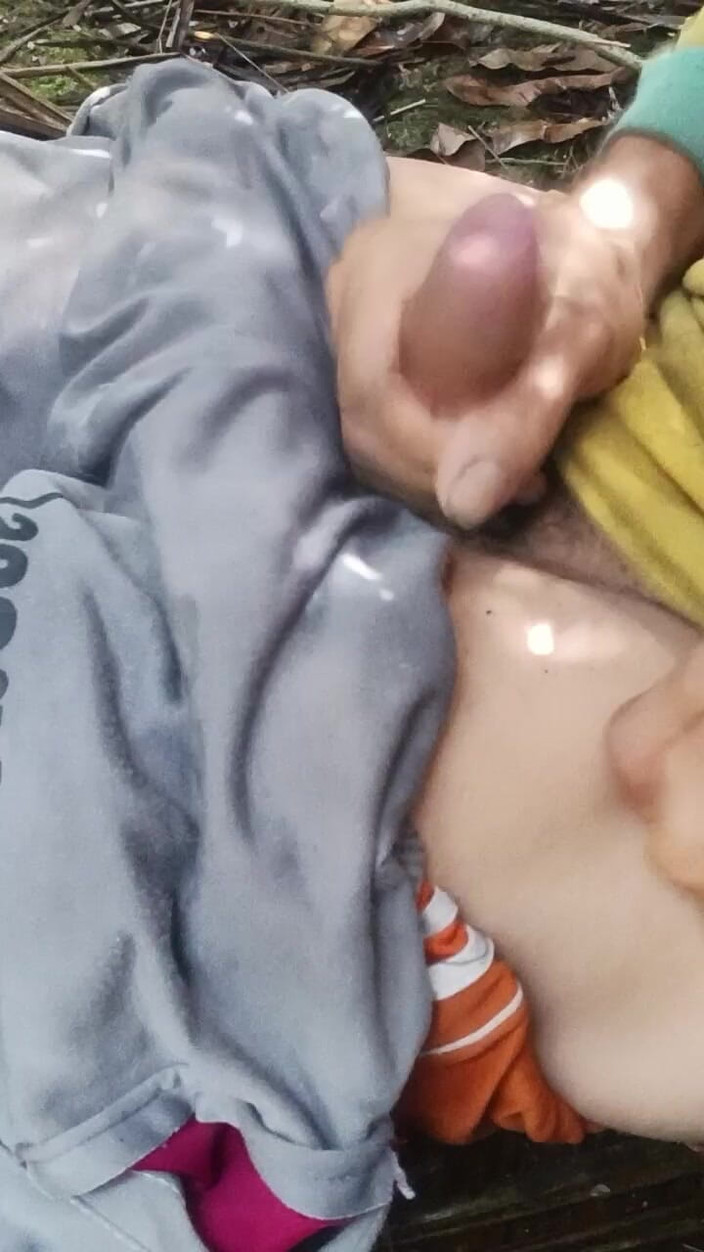 AdmHell: 야자수 아래에서 떨고 있는 성인