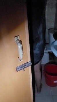 Mi hermanastra se estaba duchando con la puerta abierta y yo estaba mirando