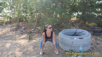 Pee Adventures: Pipi in ihren jeans, während sie ihre fitness macht