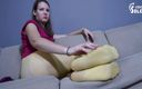 Czech Soles - foot fetish content: Pantimedias gastadas coloridas y las burlas sexy de las suelas...