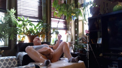 beardaddychub: Bear si honí na chaise lounge a střílí