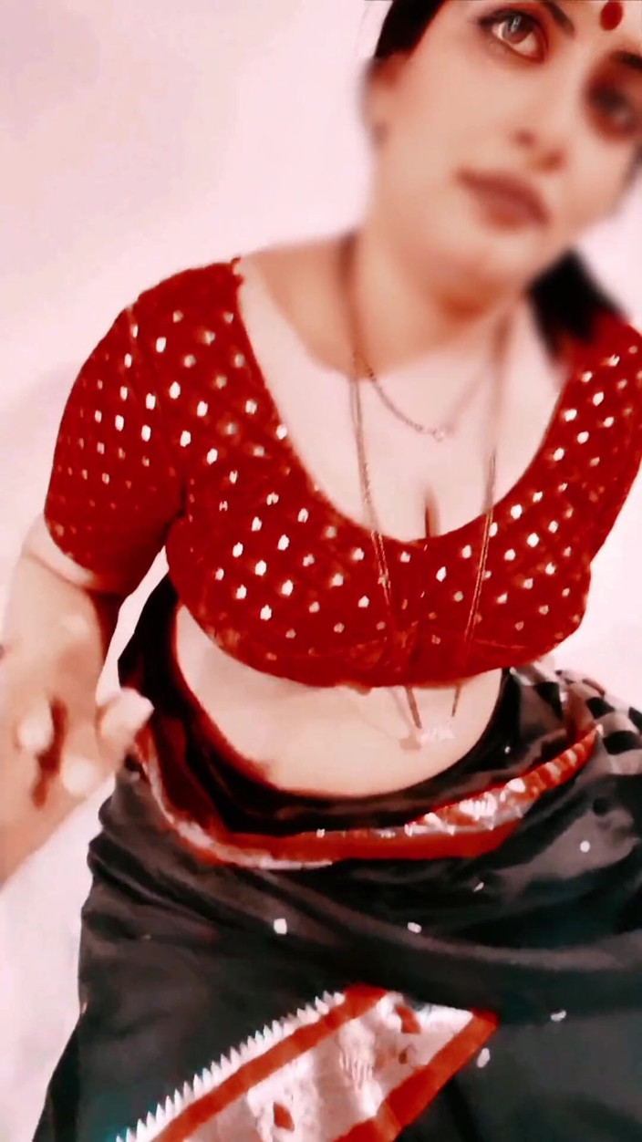 Sexybhabhi999: Mami la marathie sexy aime son jeune copain, elle montre...