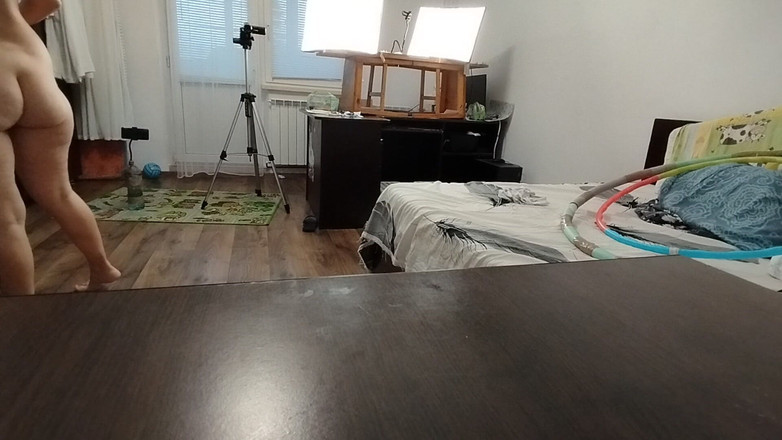 Amateur_MS: Sexy Ehefrau Trainiert Zu Hause Nackt. Sexy Brünette Probiert Strumpfhosen...