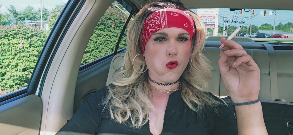 Darkfetish2k: Kylie Babes kouří fetiš v autě