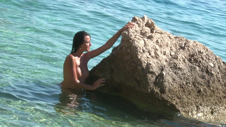Cryptostudios: Nádherná brunetka přísahá své velké kozy na nudistické pláži