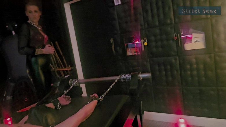 Strict Senz: Stina Stone Lange Nagel Kietelend Op Gezicht Zitten Uitgerokken Op...