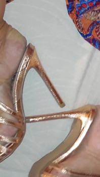 Penyembahan kaki Selena dan bergambar dalam kasut tumit