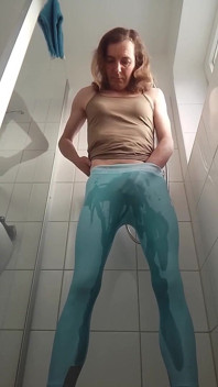 Leatransteen pinkeln und kommen in glänzenden leggings