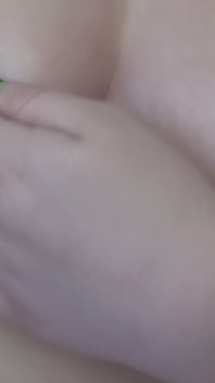 Une amatrice pulpeuse avec des bangs - masturbation en selfie sur le canapé