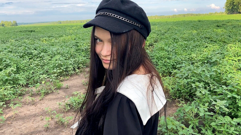 Julia Say No: 第一人称视角继妹玩弄我的鸡巴，我在她的内裤里射精