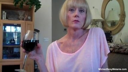 Wicked Sexy Melanie: Blond babcia szarpie i wysysa kutasa w POV