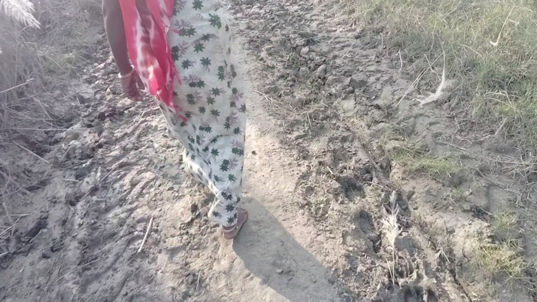 Sania: Khet Mein Lekar Apna Wife Ko Din Mein Open Sex...