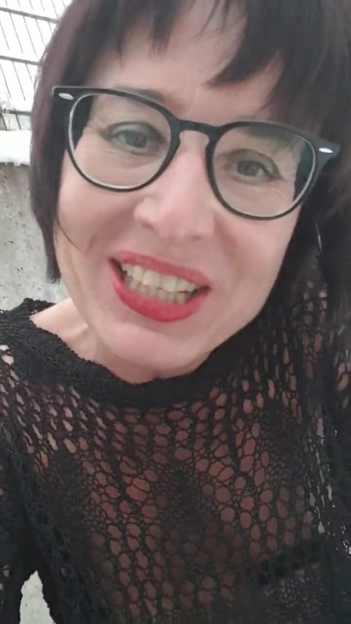 JulieEroticDress: Nue dans la neige avec orgasme et squirt