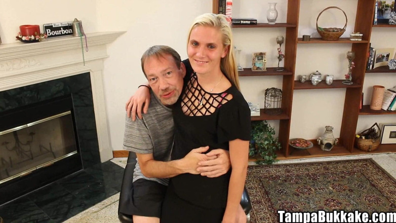 Tampa Bukkake: Versauter anal gefickter bondage-gangbang blondine Hängende titten Sperma in ficklöchern...