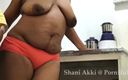Shani Akki: Sri Lankaanse rijpe milf bedriegt echtgenoot als ze niet thuis...