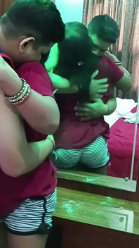 印度新婚迪莎打电话给前男友做爱，但与姐夫性交