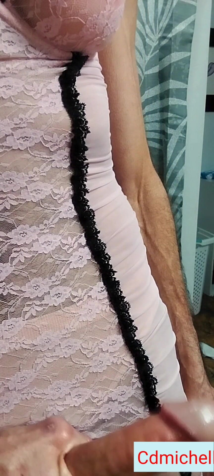 Crossdressers Cd Michelle wearing sexy lingerie: CDMichelle носит белое сексуальное нижнее белье, играет с членом до огромной порции спермы
