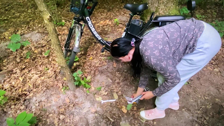 SweetAndFlow: Cette Brune Stupide a Cassé Un Vélo Dans La forêt...