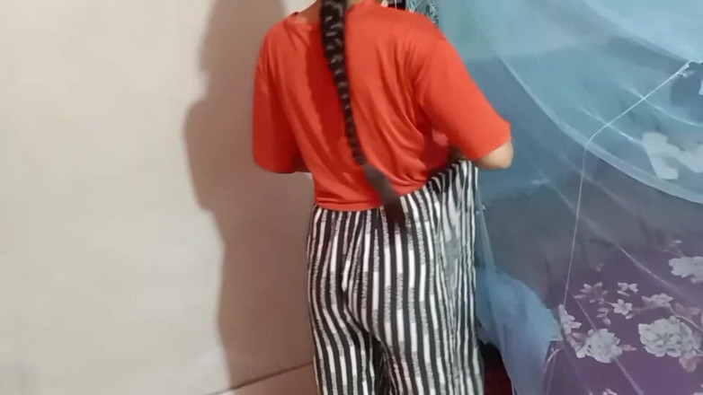 rhdhudhdhd: Bhabhi Wasroom il fratellastro era segretamente guardando, Venne e ha...