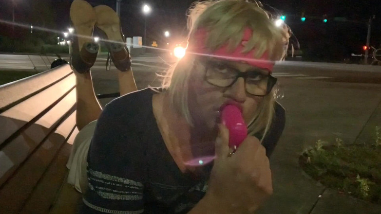 CindieLove: Un gode déjanté se fait enculer à une intersection animée
