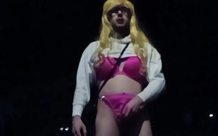 SissyschlampeVanessa: Perverzní Sissy riskantně masturbuje na ulici na veřejnosti