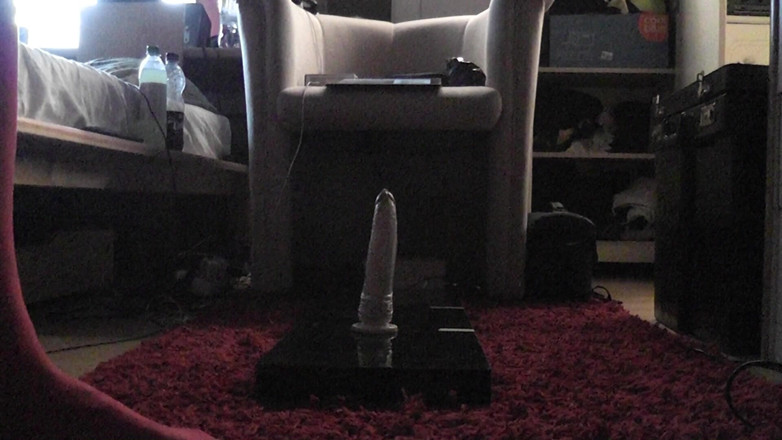 Joslin: Mariquita Joslin montando consolador anal