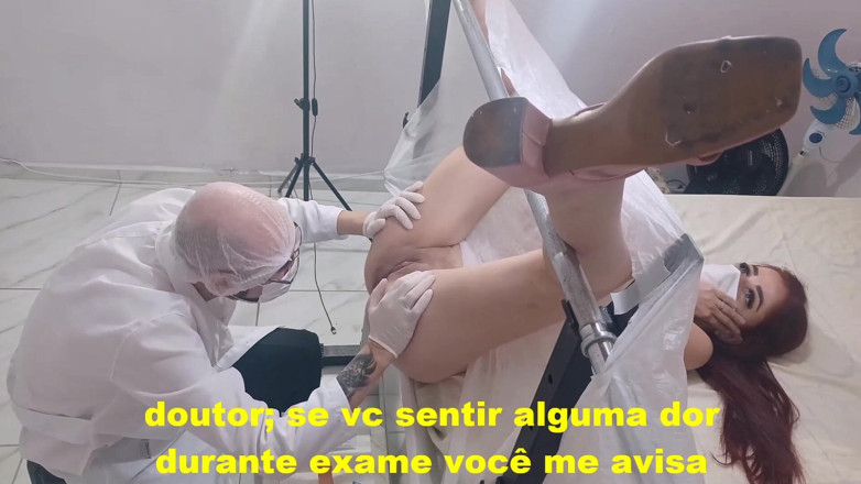 Fanny squirting: Il ginecologo soffia un dito nel culo del paziente!