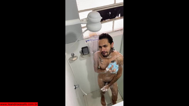Leandro e Asafe: Asafe uderza gorącą ręczną robotę w wannie