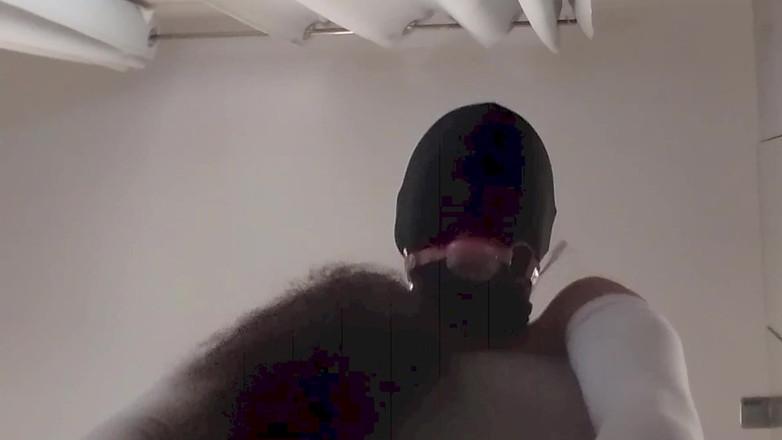 LauraOnHeels: MILF se zavázanýma očima a s zavařeným udáváním, šukaná v kundičce...