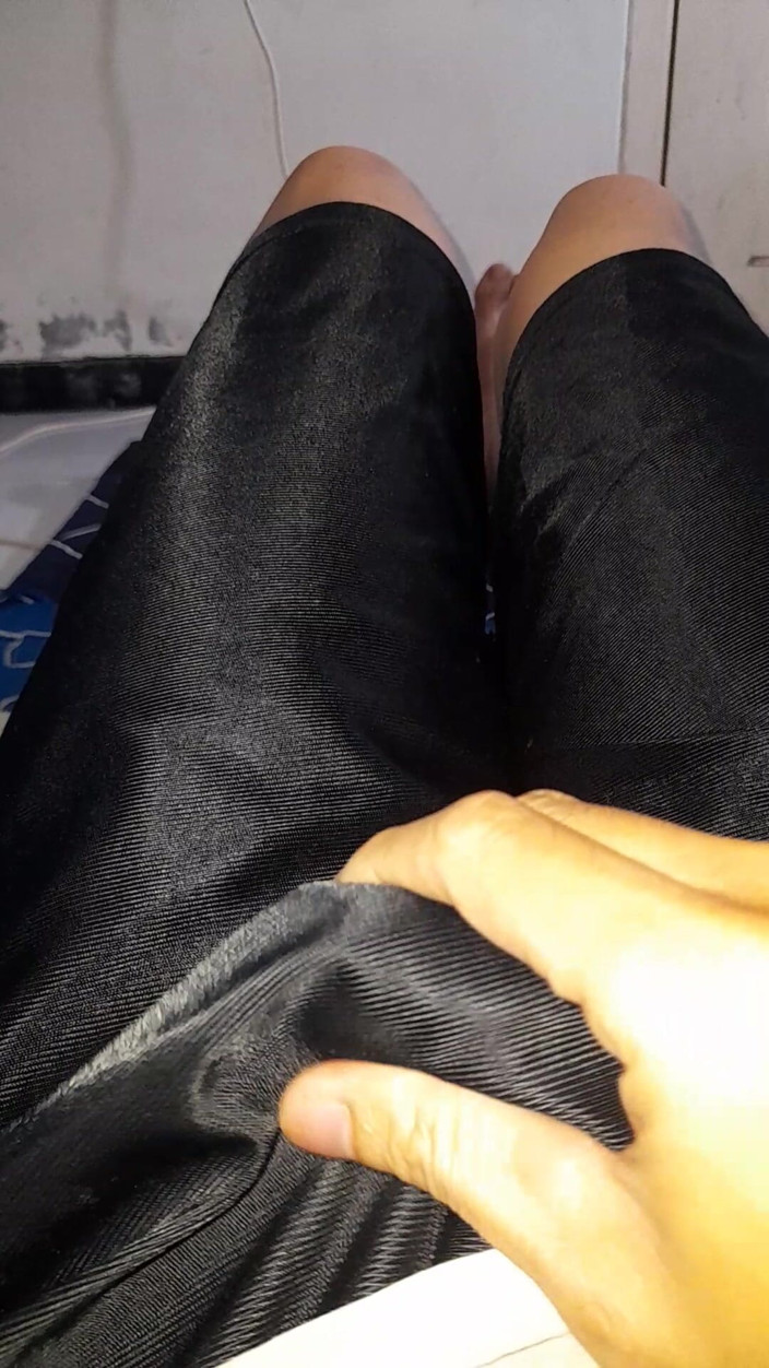 Naomisinka: Purtând lenjerie roz din satin în pantaloni scurți și spermă în ea
