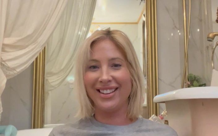 Tasha Reign official studio: Tasha Reign bermain bersama dengan awak