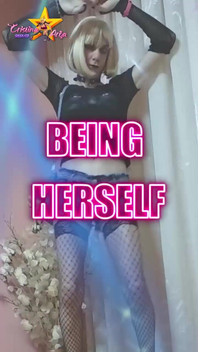 Momenti: Sissy Che Balla E Si Mostra