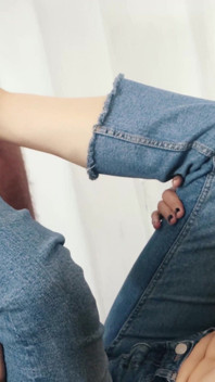 Ragazza sexy in jeans sega con i piedi e caldo sesso anale!