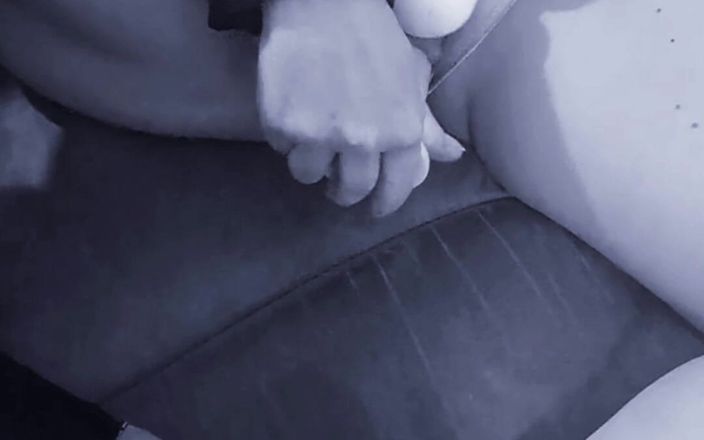 Sofy13: O mică curvă adevărată care adoră sexul și se udă