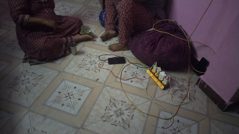 Tamil lesbian: Une desi tamoule fait du dirty talk à la maison