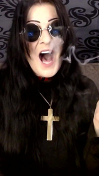 हैलोवीन Ozzy कॉस्प्ले milf(चोदने लायक मम्मी) धूम्रपान कर रही है