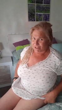 Fina plaudert, während sie komplett nackt aus der dusche kommt und sich fertig macht