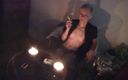 Smoke it bitch: Magere blondine rookt sensueel haar sigaar