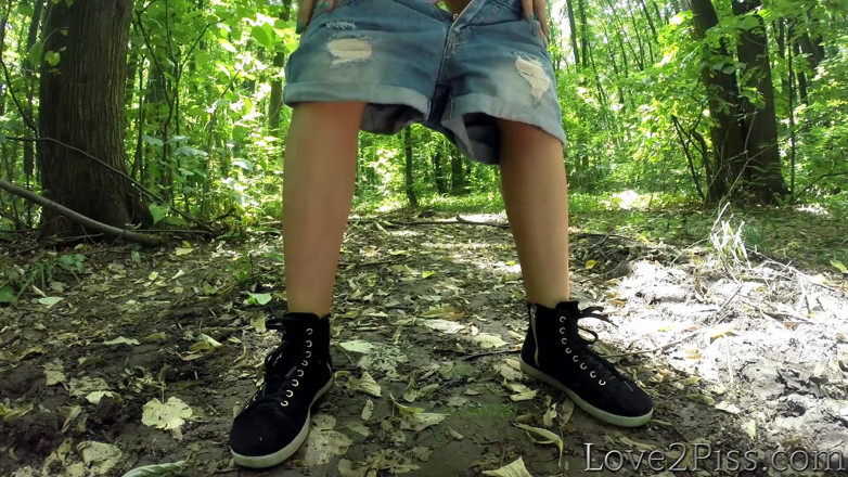 Love 2 Piss: Stírání kundičky listem