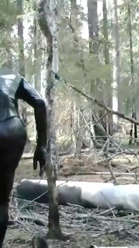 Femdom latexové gumové sezení na obličeji a ponížení. Arya Grander.
